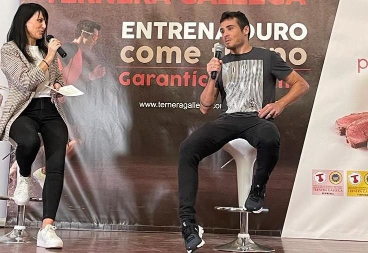 Acto promocional de Javier Gómez Noya no IES Santa Irene de Vigo