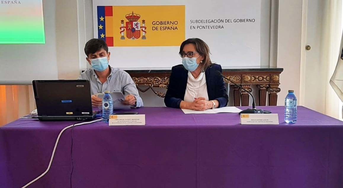 Maica Larriba con Juan Carlos Vázquez, director da área de Traballo e Migracións da Subdelegación