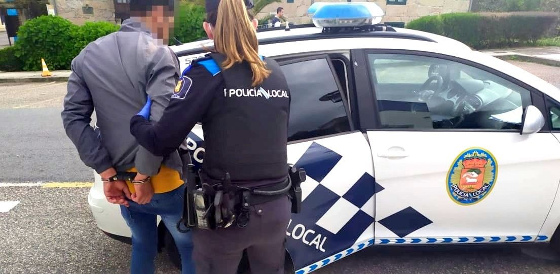 Momento en que unha axente da Policía Local de Poio detén o home con orde de busca