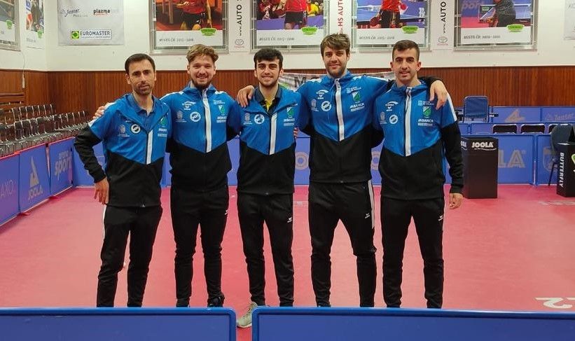 Equipo do Monte Porreiro no seu debut na ETTU Cup na República Checa