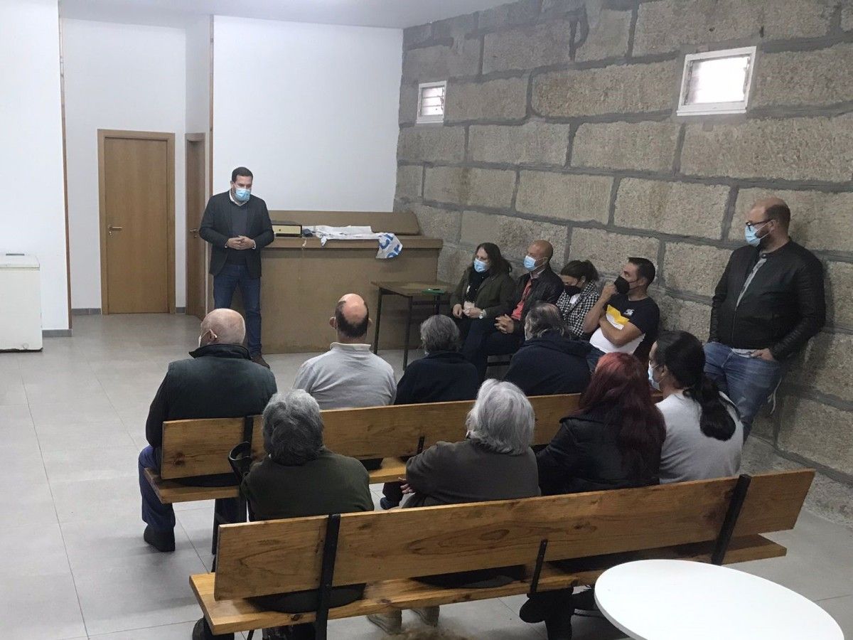 Reunión de Jorge Cubela cos veciños de Pedre