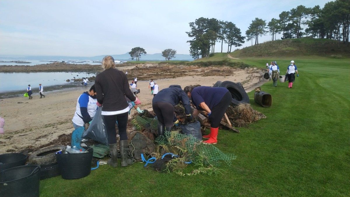 Limpeza nos fondos marisqueiros de Cambados e O Grove