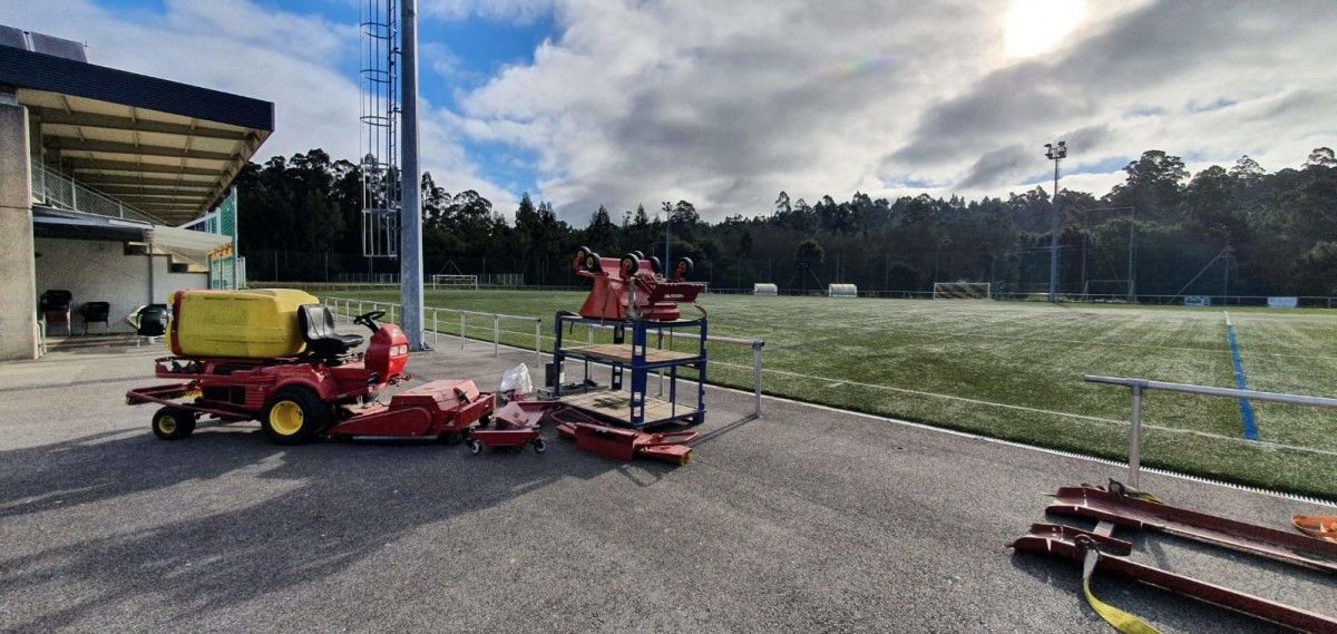 Obras de mantemento no campo de fútbol da Ran