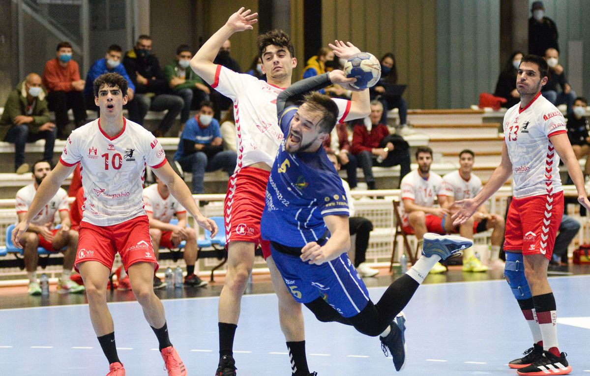 Partido de División Honor Plata entre Teucro y San Pablo Burgos en el Pabellón Municipal