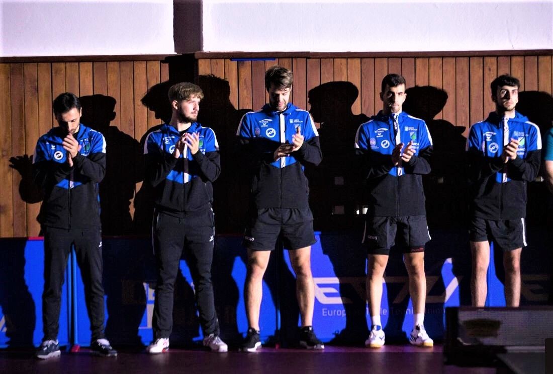 Equipo do Monte Porreiro no seu debut na ETTU Cup na República Checa