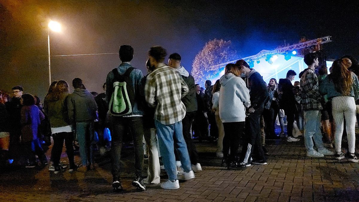 Jóvenes en el botellódromo
