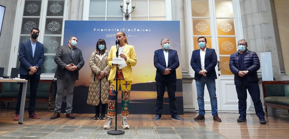 Carmela Silva entrega os dispositivos co software para a xestión de residuos de aparellos eléctricos e electrónicos 