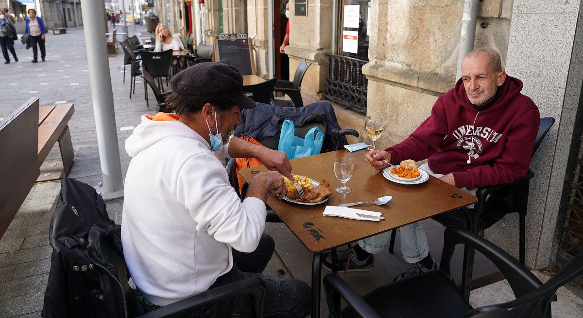 Clientes consumiendo en las terrazas de la hostelería de Pontevedra