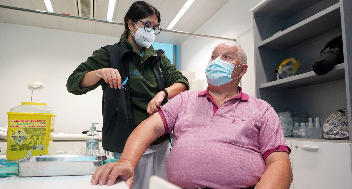 Inicio da campaña de vacinación da terceira dose contra a covid e a antigripal