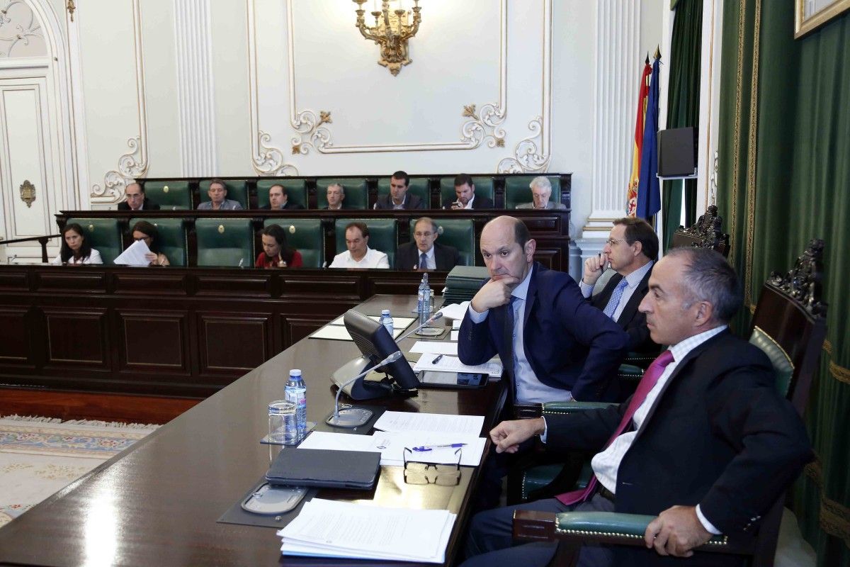 Rafael Louzán preside o Pleno de outubro da Deputación Provincial