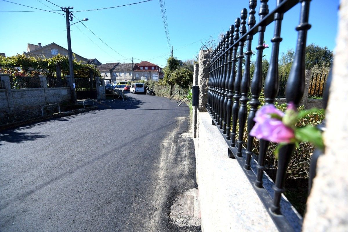 Traballos de pavimentación en Poza da Barcia