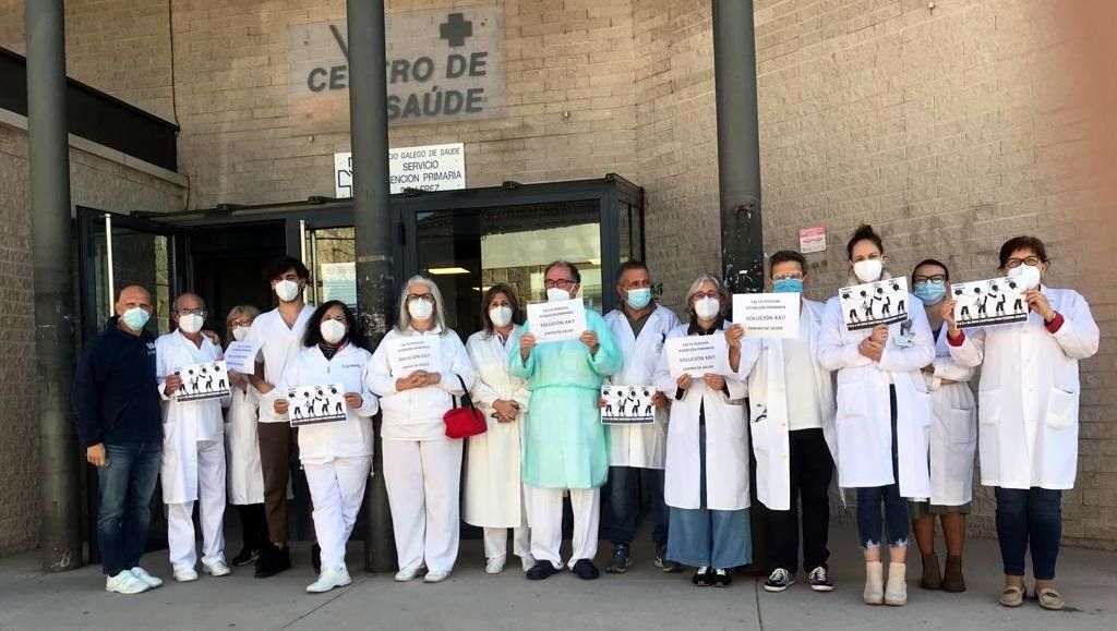 Protesta de profesionais dos PAC da área sanitaria de Pontevedra-O Salnés, no Centro de Saúde de Lérez,