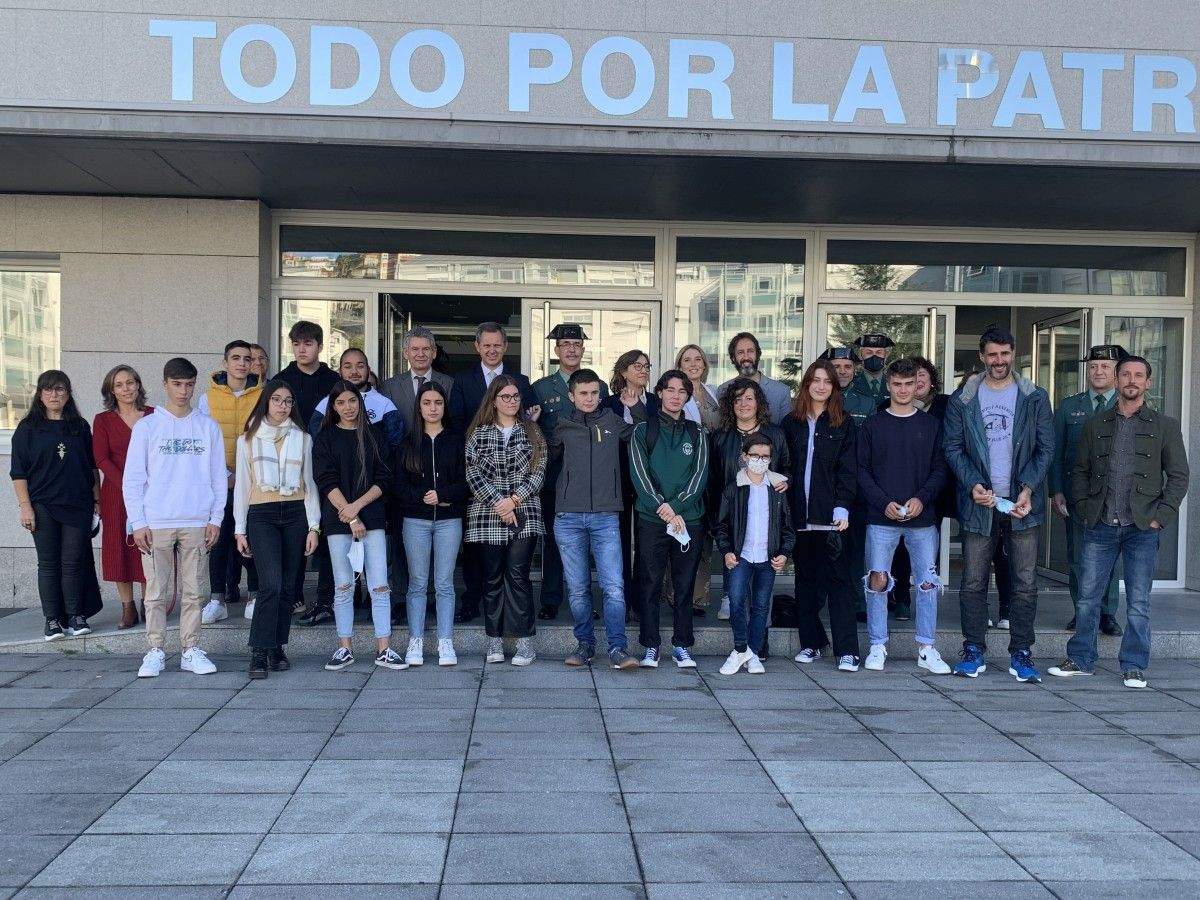 Las autoridades asistentes posan con los escolares del CPI O Toural (Vilaboa) que participaron en el vídeo