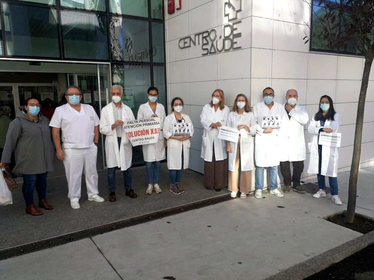 Protesta de profesionais dos PAC da área sanitaria de Pontevedra-O Salnés, no Centro de Saúde de Marín