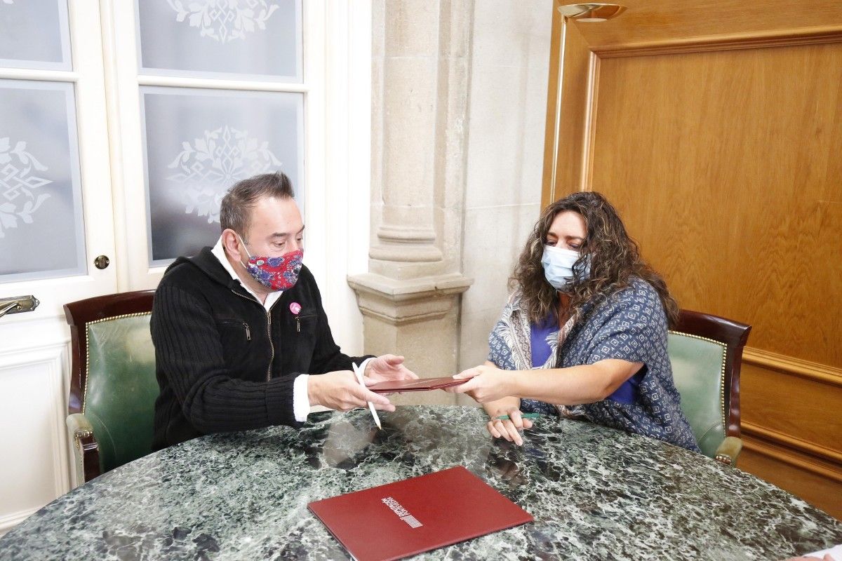 El director de la Escola de Arte Dramática de Galicia, Roberto Relova, y la diputada de Memoria Histórica, María Ortega