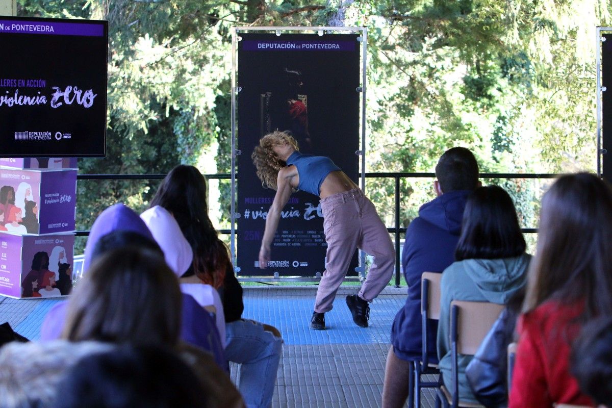 A artista tudense Clara Ferräo interactuou con 70 alumnos da ESO do CPI do Toural