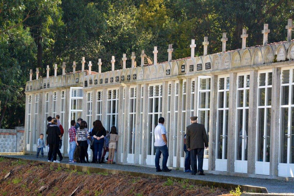 Día de Todos os Santos no cemiterio de A Raña de Marín