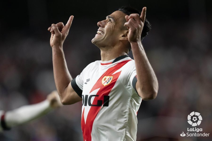 Radamel Falcao festeja el gol con el que el Rayo Vallecano venció al Barcelona