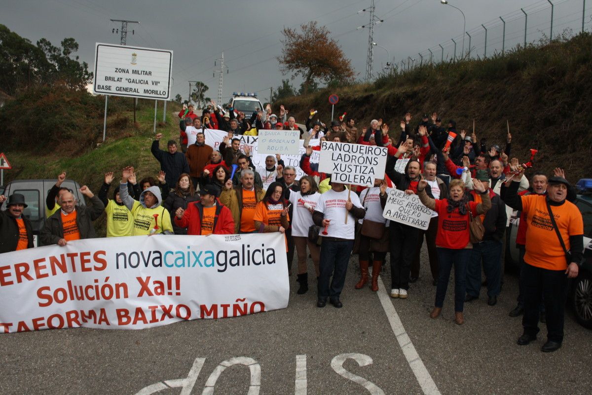Afectados por las preferentes esperando al presidente del Gobierno a las puertas de la Brilat