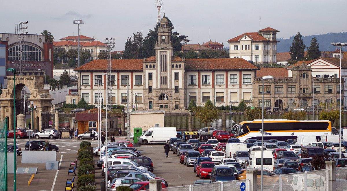 Zona de aparcadoiro xunto á Escola Naval de Marín