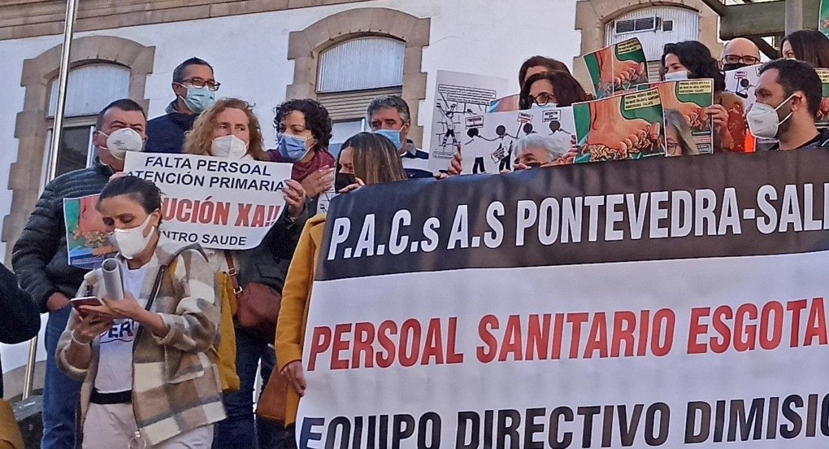Irene Pardo con outros representantes dos PAC nunha protesta