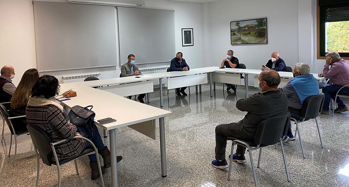 Reunión del alcalde de Barro con empresarios del polígono de Sequeiros