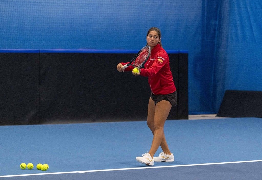Jéssica Bouzas, adestrando coa Selección Española en Praga nas finais da Billie Jean King Cup