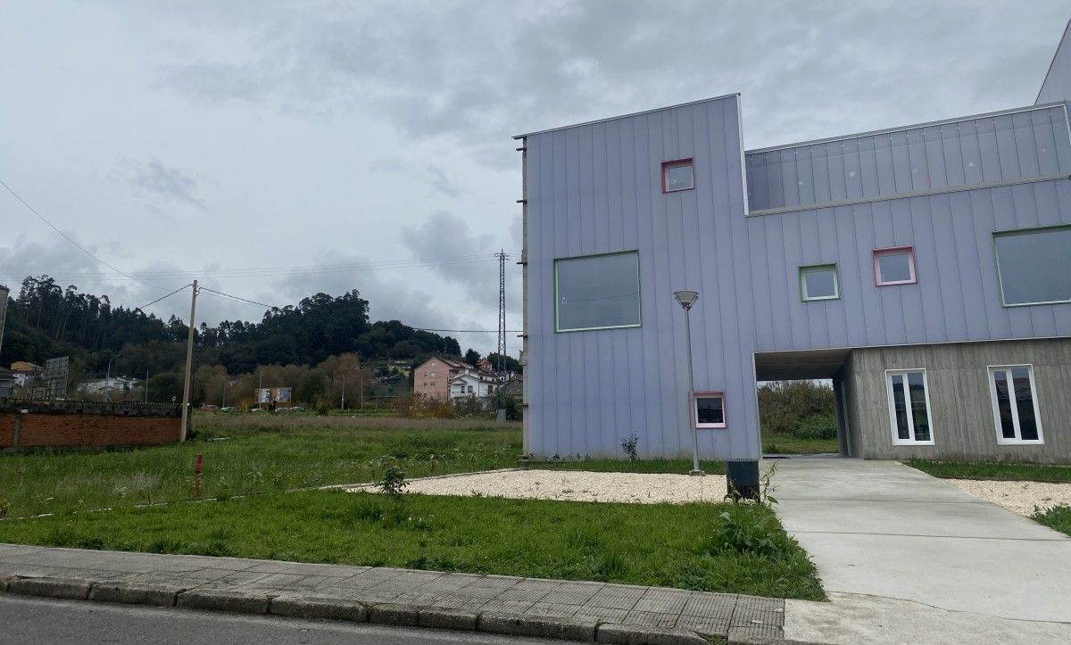 Entrada á parcela do futuro centro de saúde