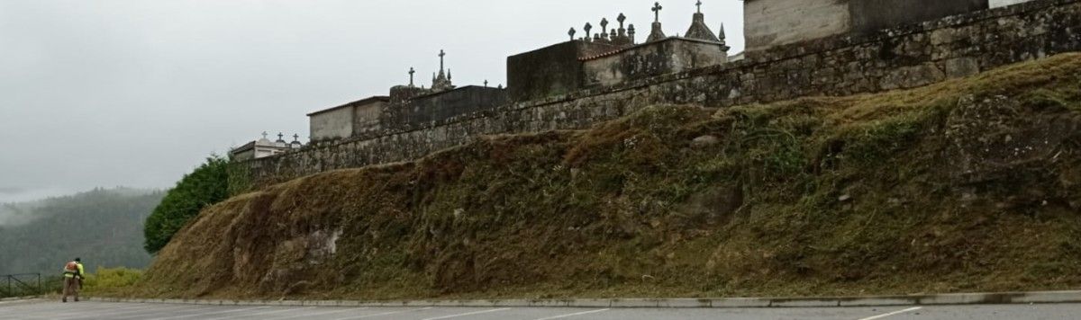 Limpian los accesos a los cementerios municipales