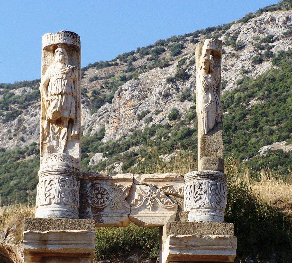 Porta de Hércules, ao comezo da Vía dos Curetes
