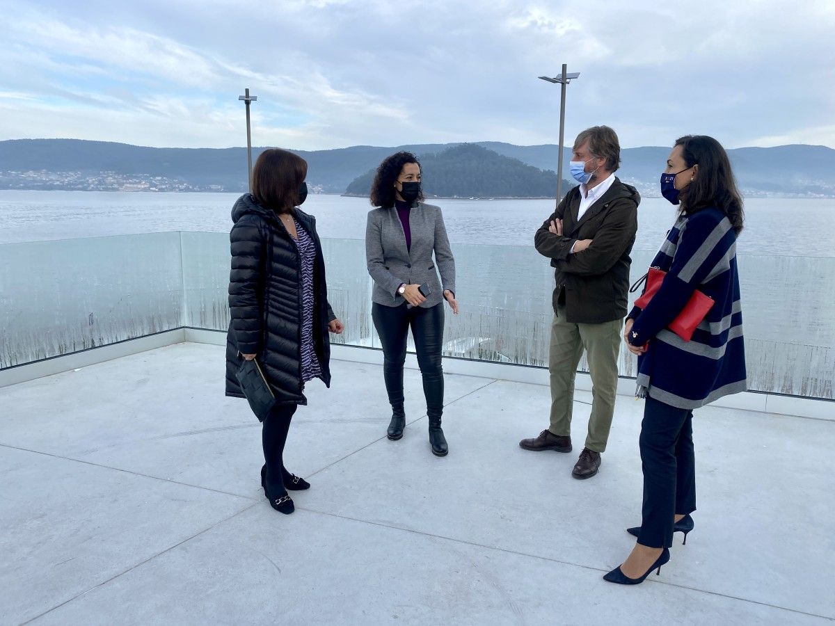 Visita de la alcaldesa de Marín, María Ramallo, a las obras del paseo Alcalde Blanco
