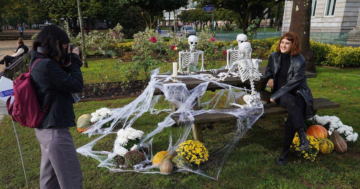 Decoración dos xardíns da Praza de España para o Samaín do programa Xardíns que Falan