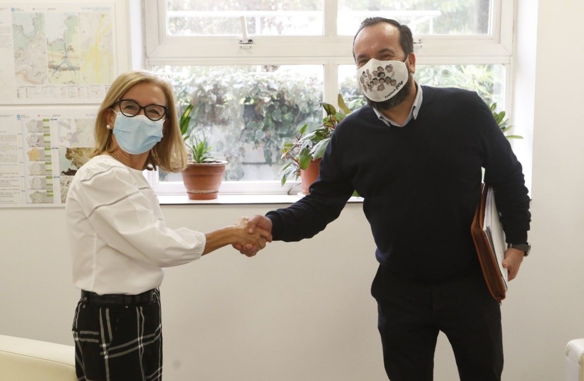 La directora xeral de Urbanismo, Encarnación Rivas, y el alcalde de Vilaboa, César Poza