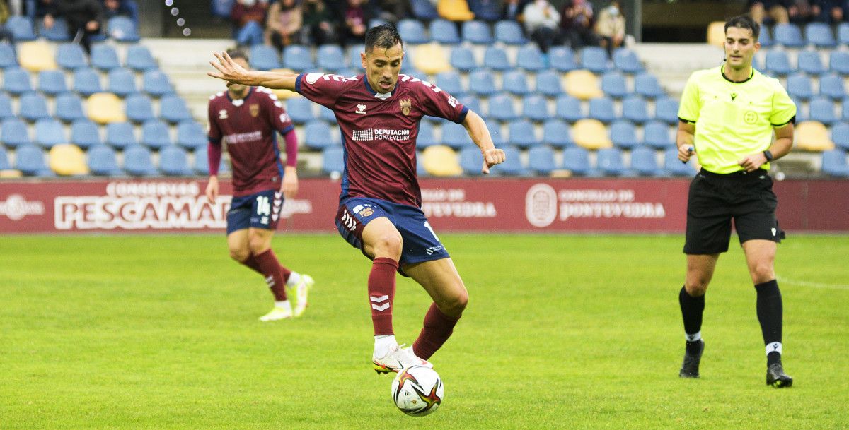 Charles, en el partido de liga en Pasarón entre Pontevedra y Coruxo