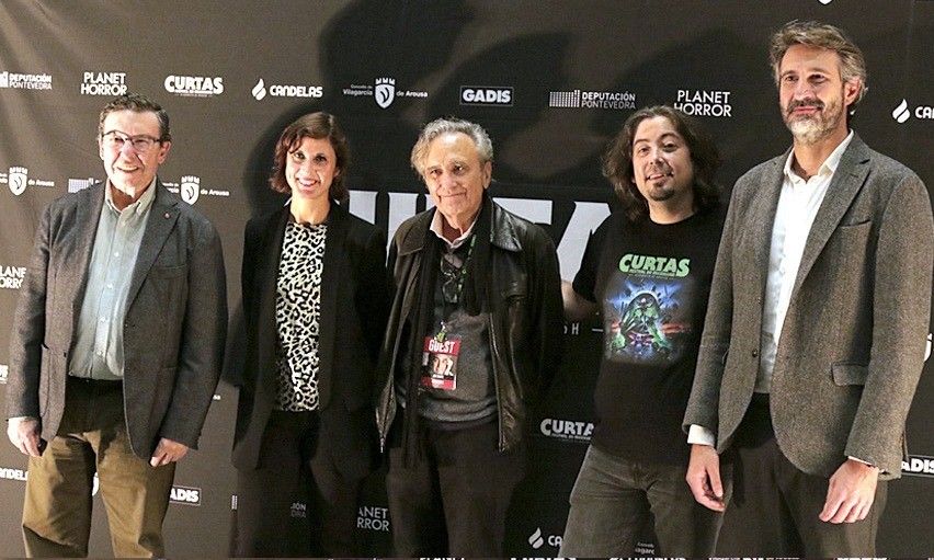Joe Dante con autoridades políticas y representantes del festival Curtas