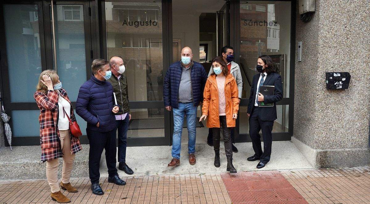 Ángeles Vázquez, conselleira de Vivenda, conversa en la avenida Augusto García Sánchez