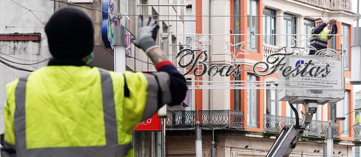 Operarios realizando la instalación de la iluminación de Navidad en 2021 Operarios realizando la instalación de la iluminación de Navidad en 2021