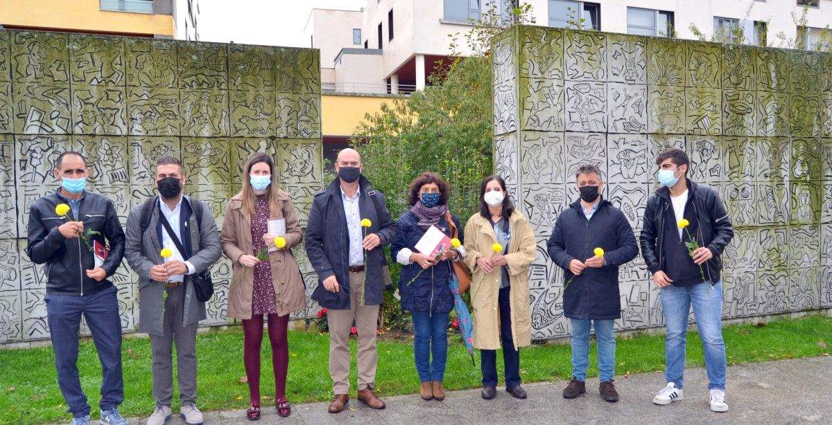 Ofrenda floral ante a obra do artista José Solla na Praza Massó