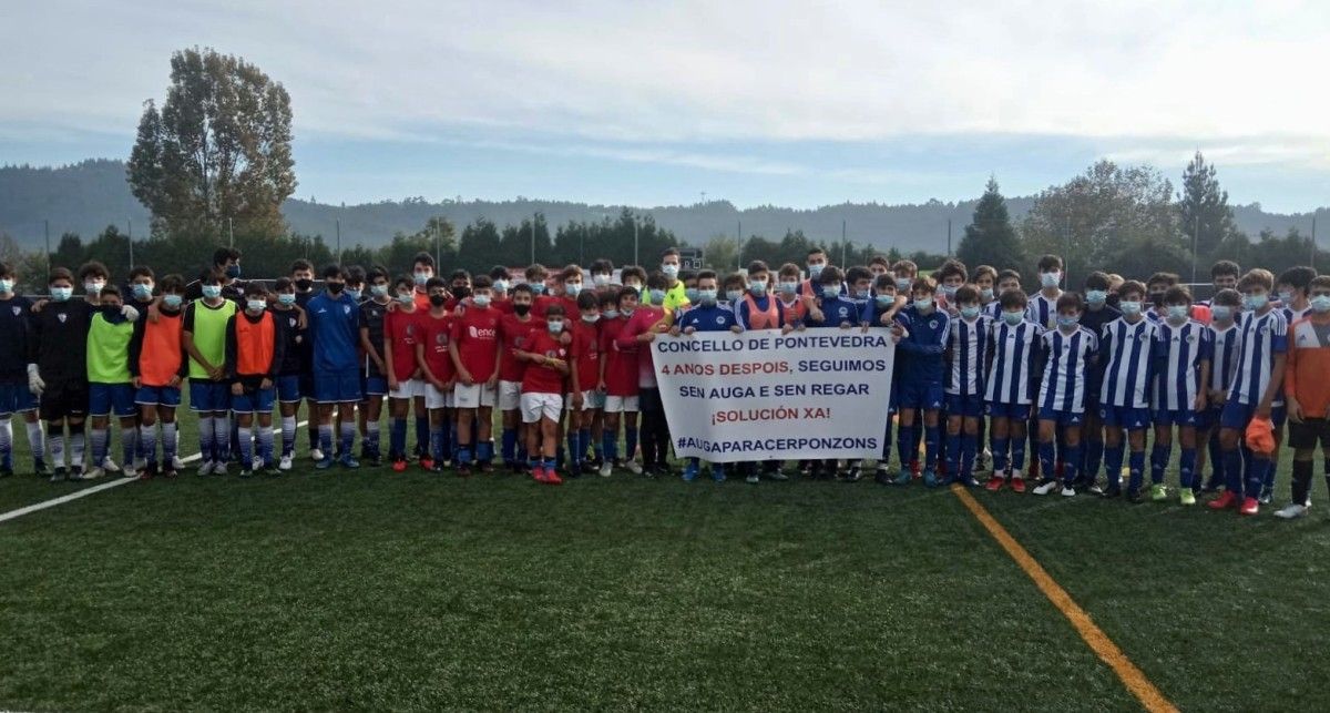 Protesta en el campo de fútbol de Chan do Monte en Cerponzóns