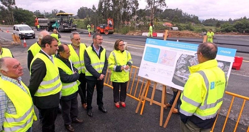 Xosé Manuel Fernández Abraldes, alcalde de Barro, e Ethel Vázquez, conselleira de Infraestruturas, nas obras en Sequeiros da PO-531