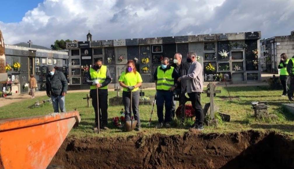 Traballos de exhumación de una fosa común en el cementerio de Rubiáns
