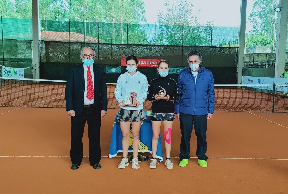 Entrega de trofeos de la final femenina del torneo internacional de tenis cadete de Sanxenxo