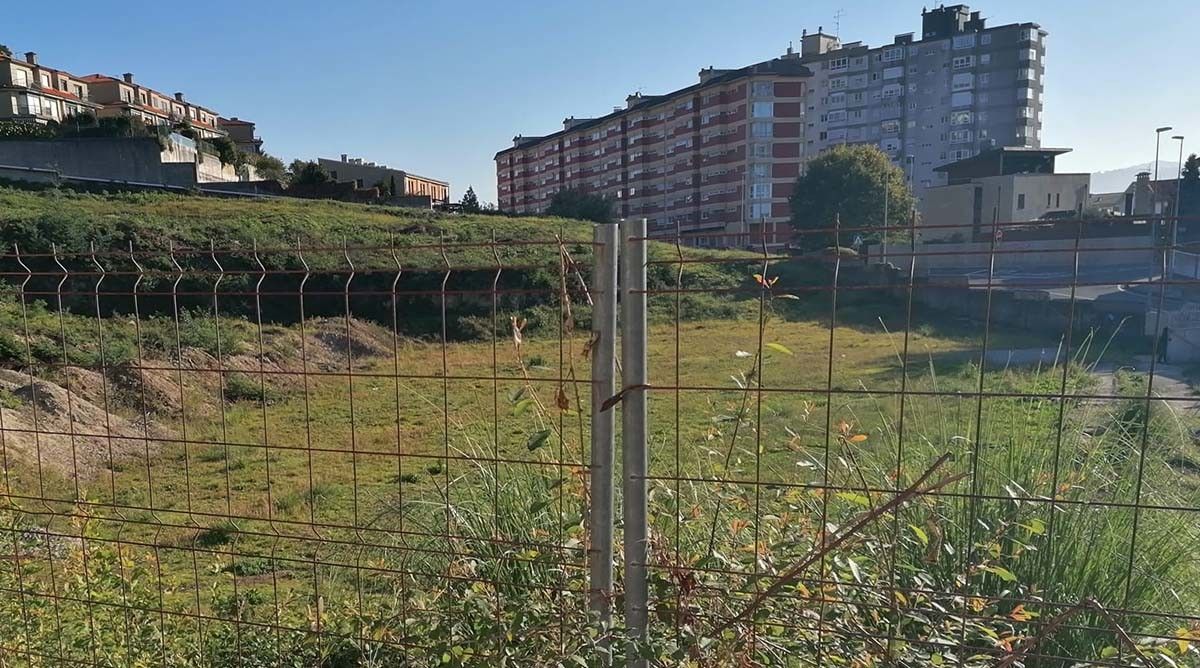 Parcela en Valiña que acollerá o aparcamento disuasorio