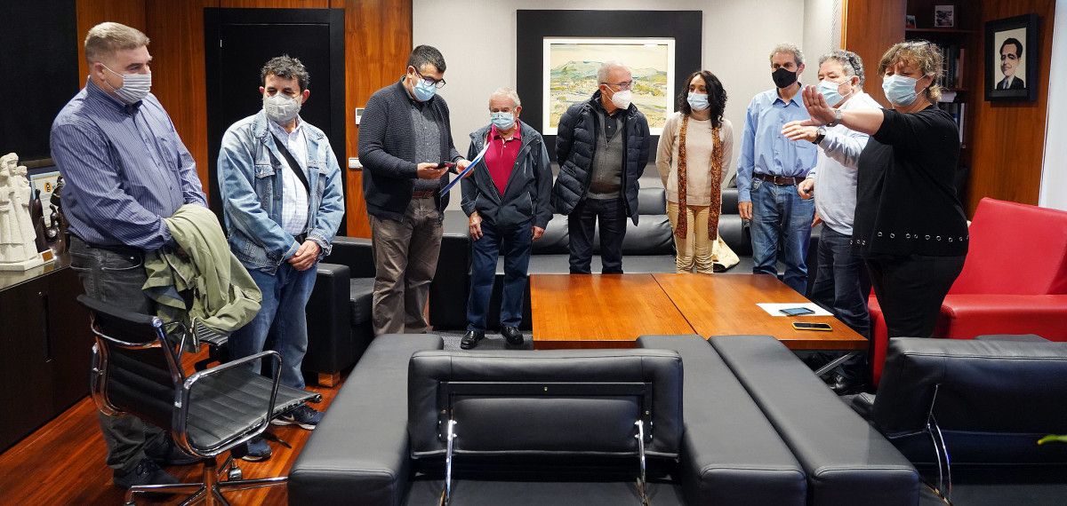 Representantes da Plataforma SOS Sanidade Pública co alcalde de Pontevedra