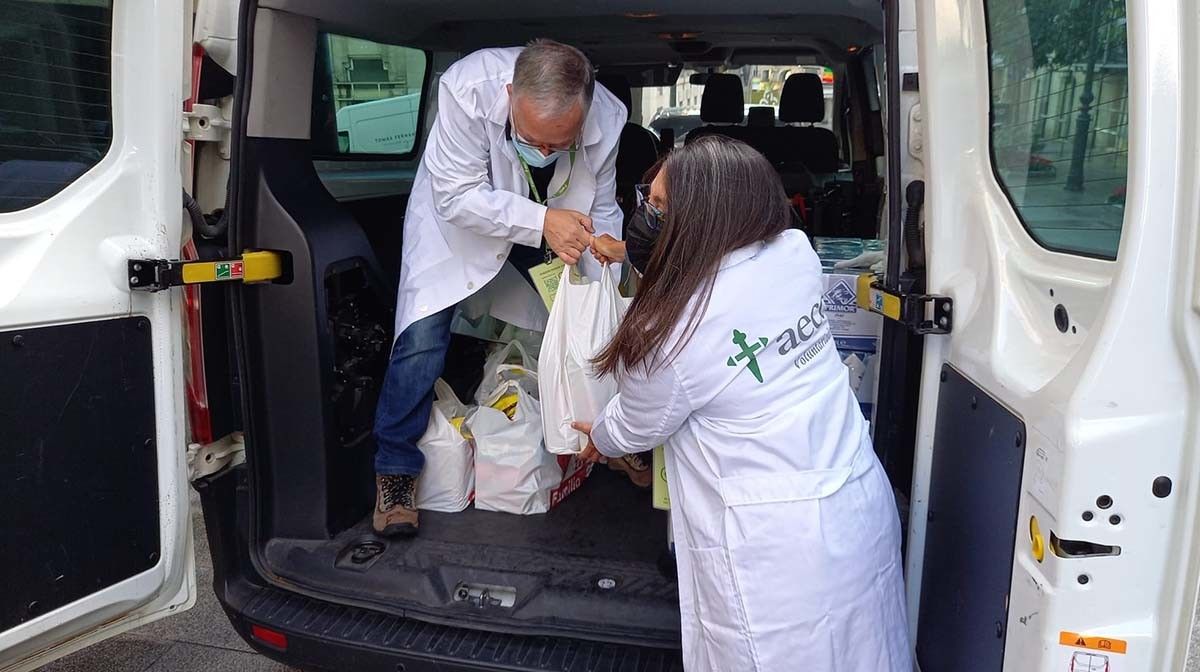 Voluntarios da AECC reparten alimentos a pacientes oncolóxicos