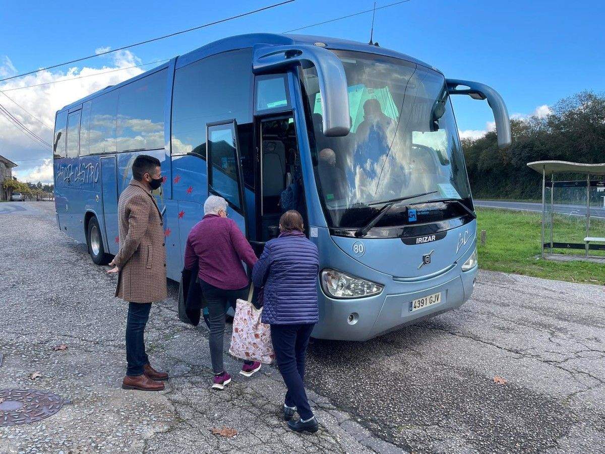 O alcalde de Ponte Caldelas observa como as persoas montan no autobús para participar de Ponte Caldelas Termal