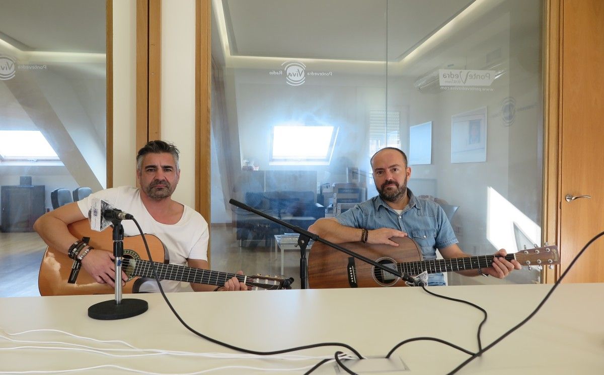 Roberto Ramos y Marcos Pérez, integrantes de Conductores Suicidas en PontevedraViva Radio
