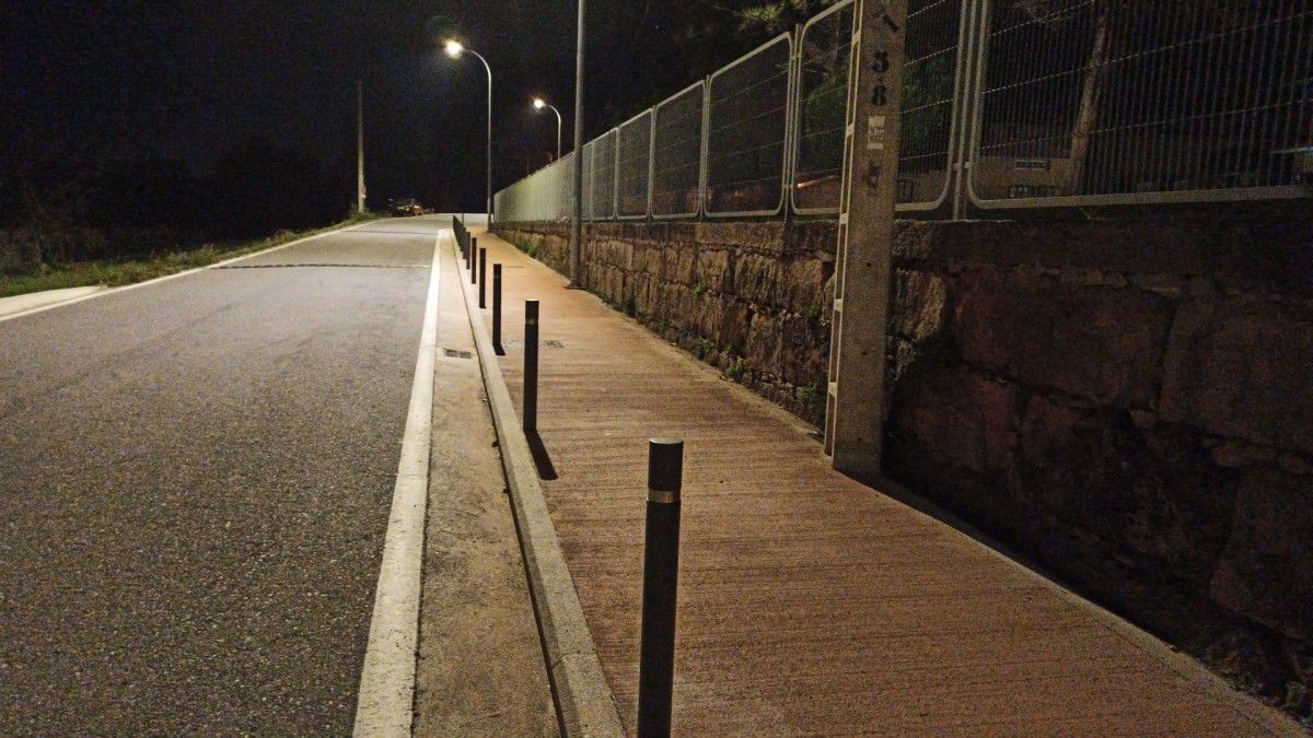 Iluminación LED en la senda peatonal de Tenorio, entre el colegio y las pistas polideportivas