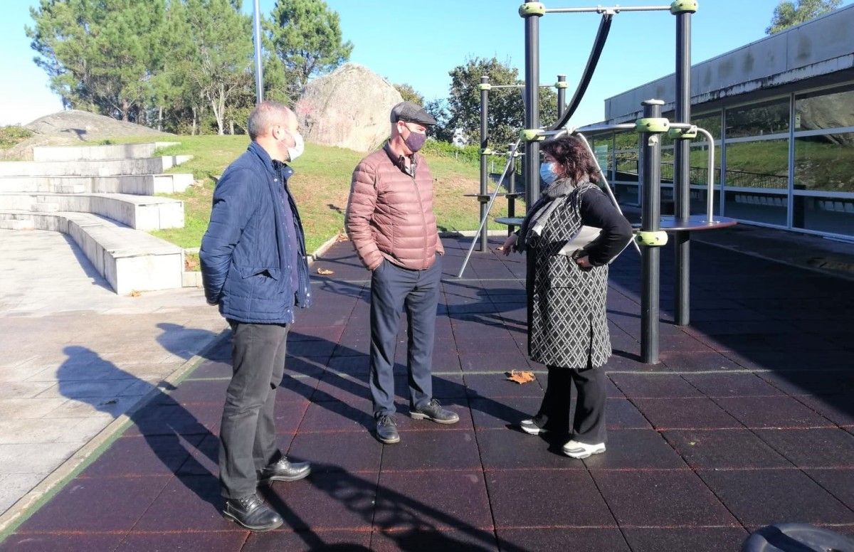 El alcalde de Bueu visita el parque infantil Xosé Novas