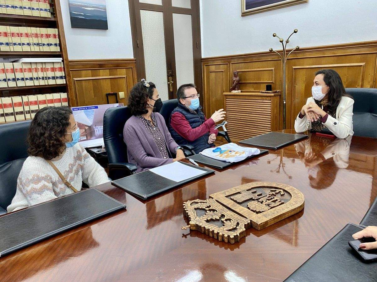 María Ramallo recibe a la deportista Raquel Carragal